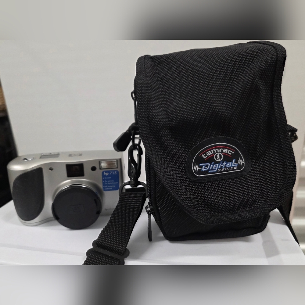 HP Photosmart 715 Digital Camera with  Tamrac Camera Bag Vintage Nostalgia!